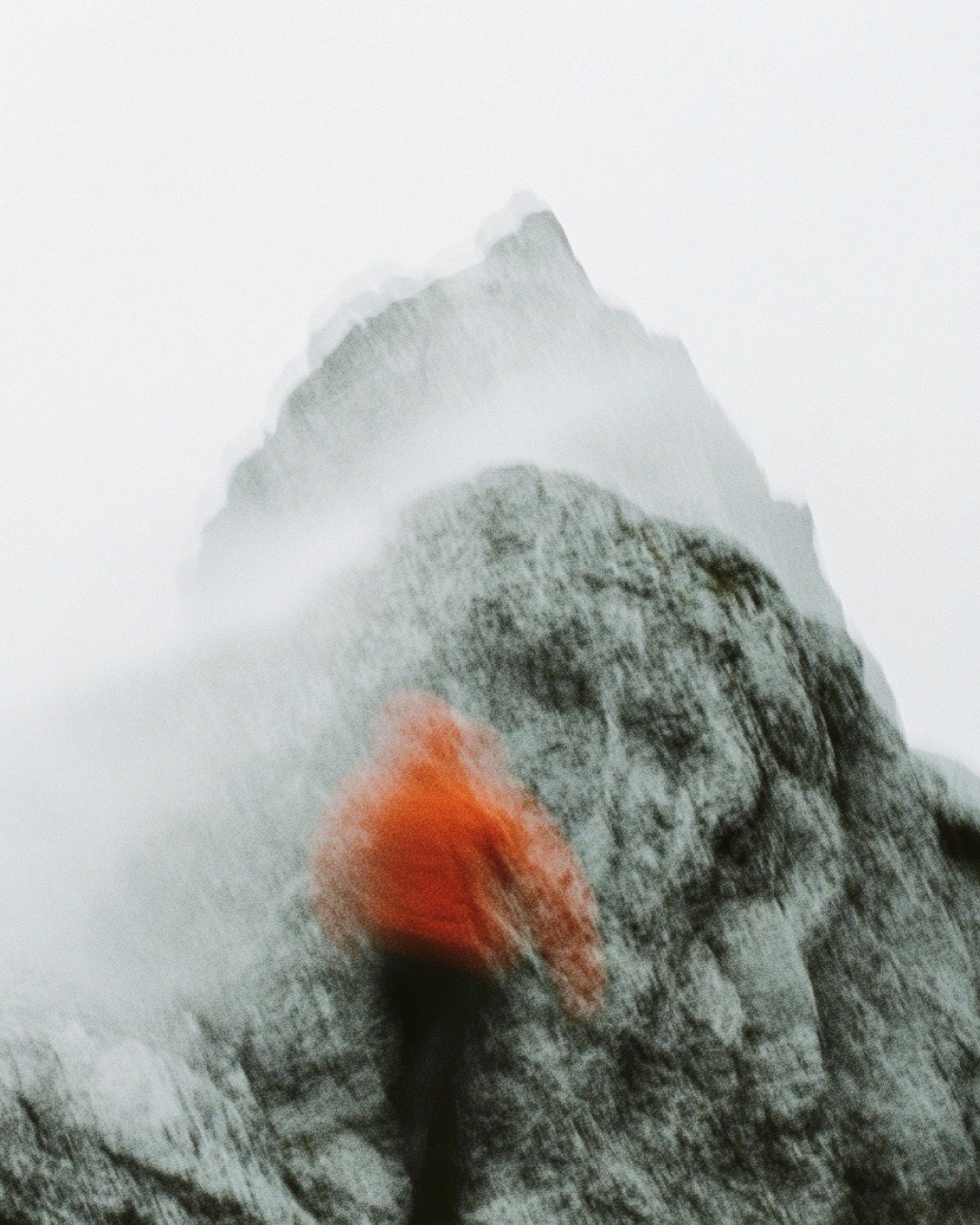 We combine city style with functionality the outdoors have taught us. Hike. Ski. Surf. Or wander.