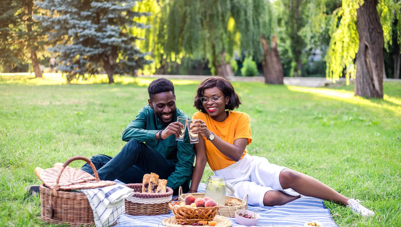 These are the Best Date Days for Spring 2022, According to the Stars