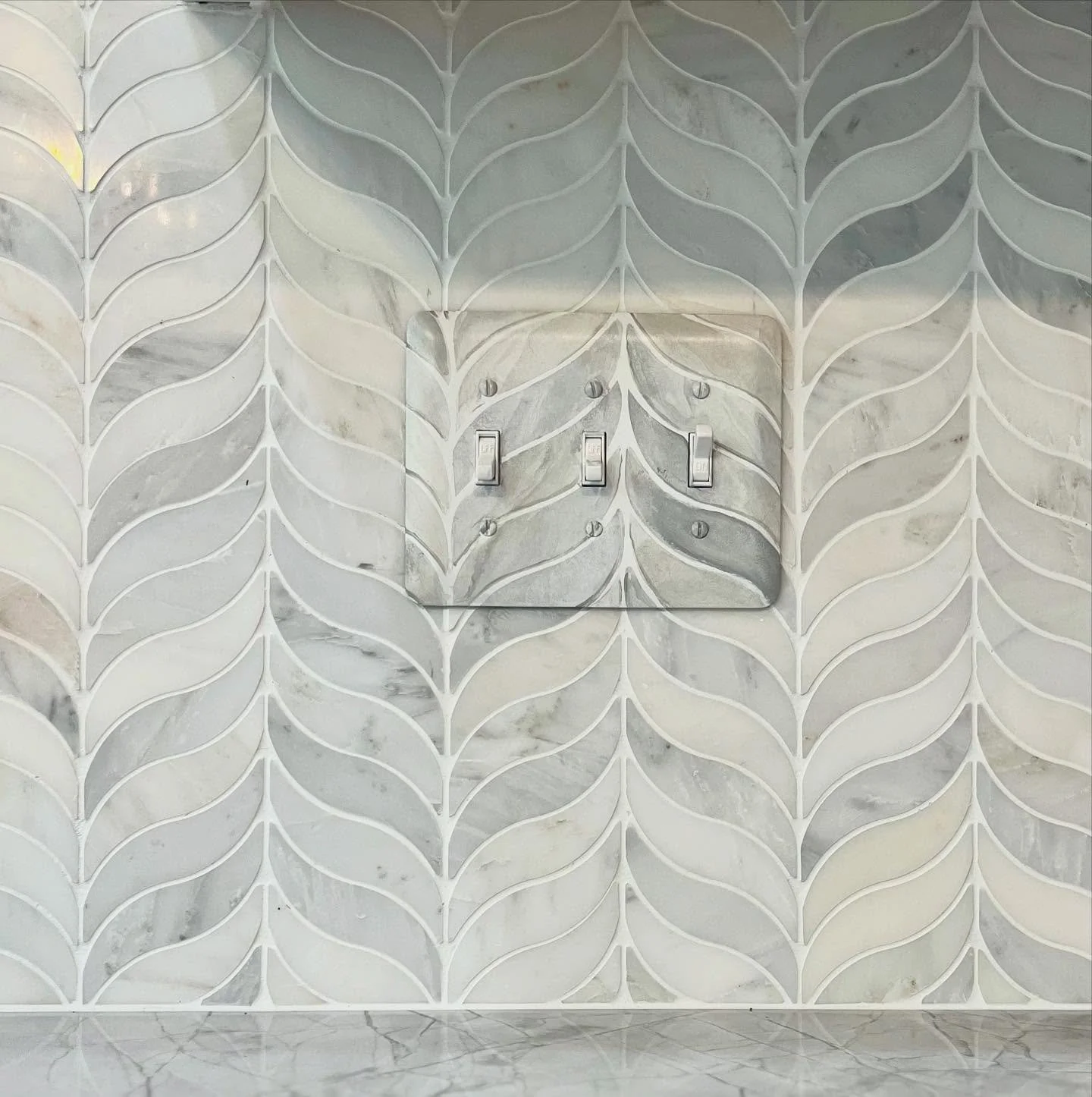 When utility becomes art 🎨
This outlet cover and switchplate were hand painted by the incredibly talented fine artist Roberta Marovelli to seamlessly blend into my client&rsquo;s new marble backsplash. A true testament to craftsmanship and detail. 
