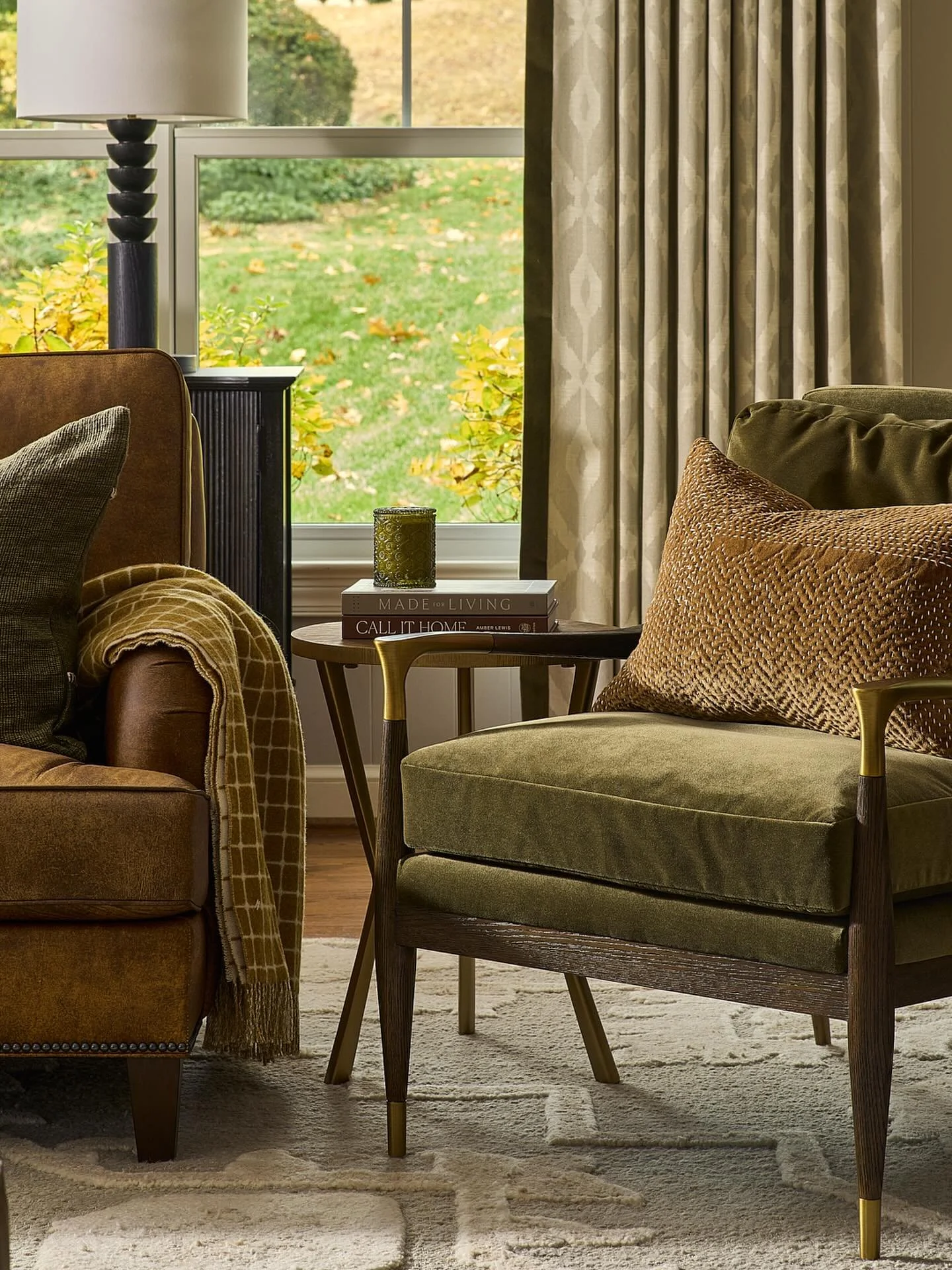When the view, the textures, and the lighting all show up ✨
&bull;
&bull;
Beautifully photographed by @briandistadphoto
Created in collaboration with @antoinettericafortinteriors and @sdorsey813 at @ethanallen_arlingtonva @ethanallen and Hazel Harrig