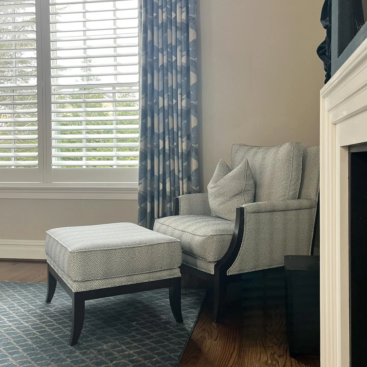 My client&rsquo;s stylish little corner layered in pattern and charm. 
&bull;
&bull;
&bull;Custom drapery sourced from @ethanallen @ethanallen_arlingtonva 
&bull;
&bull;Chair and ottoman sourced from @ethanallen @ethanallen_arlingtonva 
&bull;
&bull;