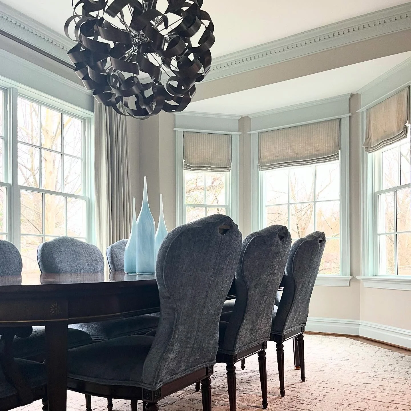 Custom window treatments and a playful trim color bring this already stunning dining room to a new level of elegance with a touch of fun. ✨ 
&bull;
&bull;
&bull;
&bull;
&bull;
&bull;
#sidneysharkeydesigns #interiordesign #interiordesigner #dmv #fairf