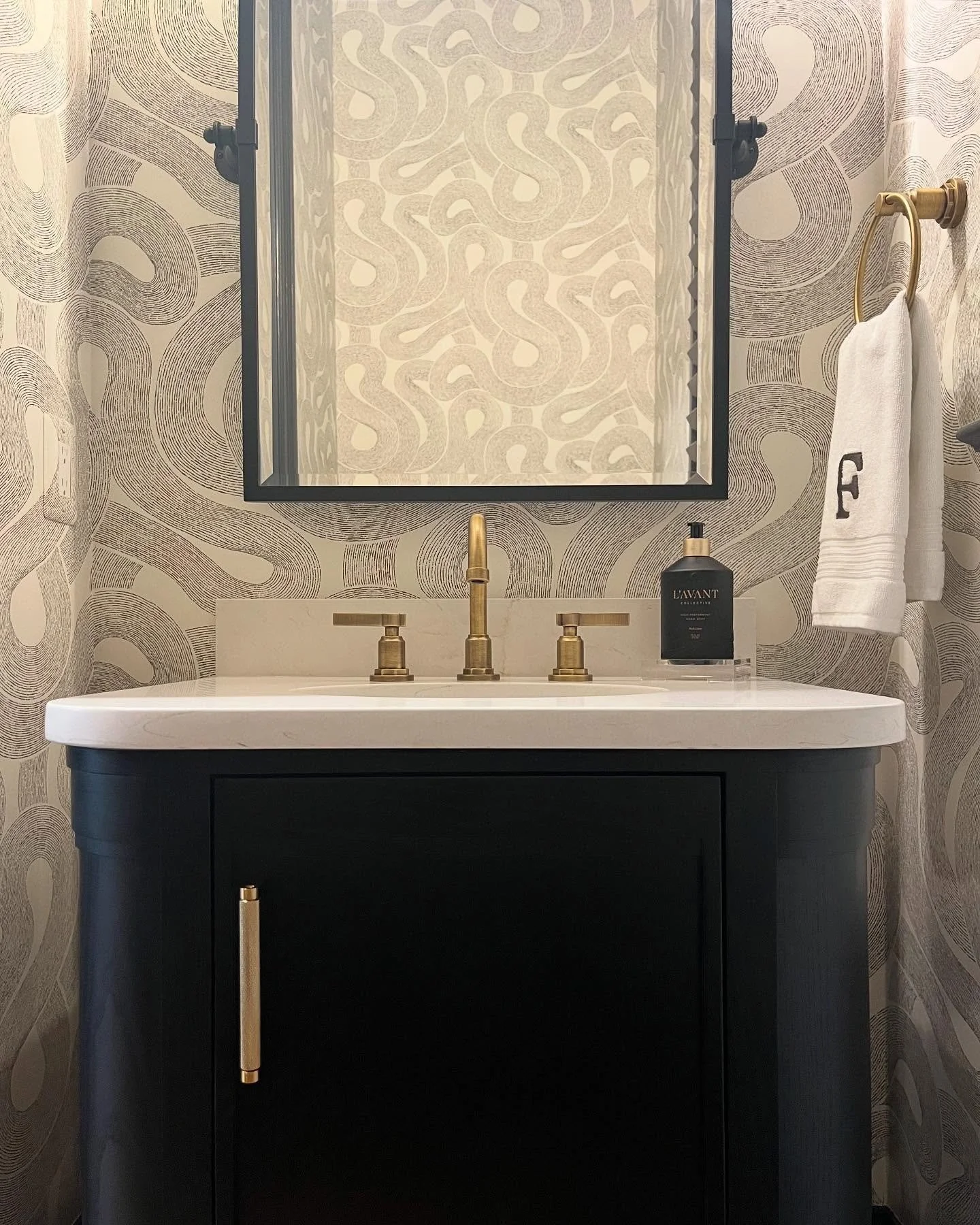 Proof that small spaces can have major style! Loving how my client&rsquo;s powder room came together 🖤
&bull;
&bull;
&bull;
&bull;
&bull;
&bull;vanity from @rejuvenation with custom quartz
&bull;mirror from @potterybarn 
&bull;wallpaper by @scalaman