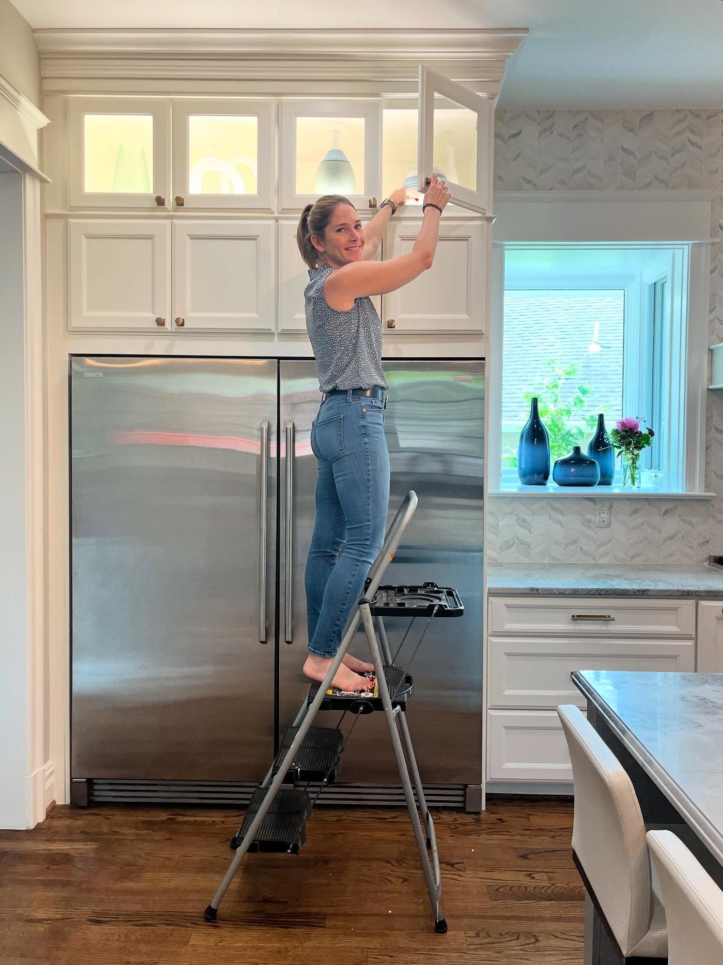 Styling the final touches in my client&rsquo;s recently updated kitchen ✨ Making sure every shelf, vase, and lighted cabinet has just the right balance 💫
&bull;
&bull;
&bull; Marble backsplash from @mosaictile 
&bull;
&bull; Hardware from @emtek_pro