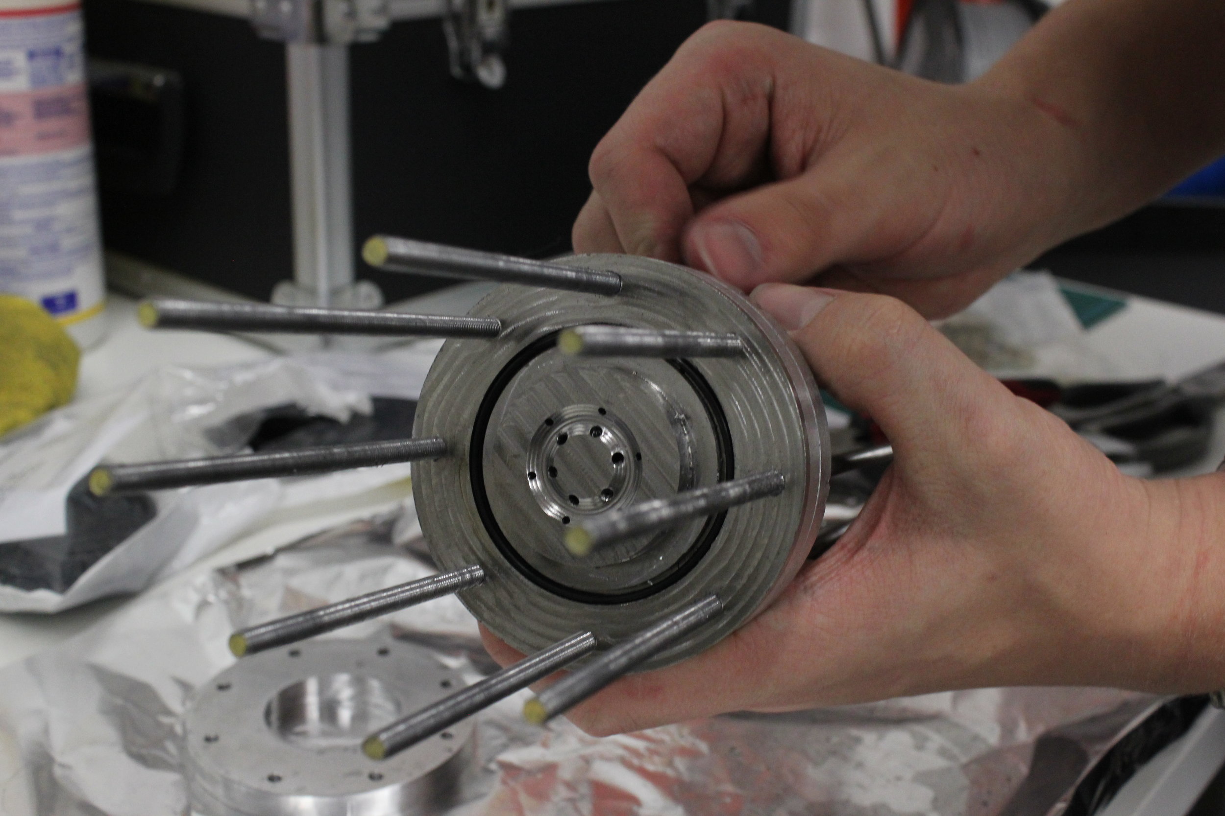 Checking the injector plate and chamber seals before installation
