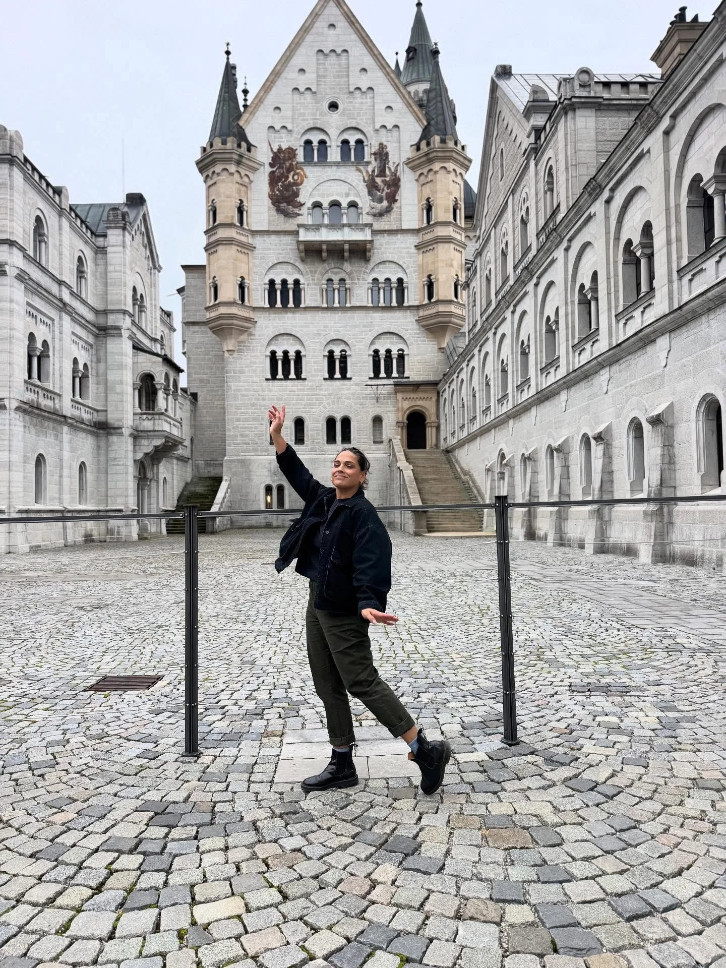 OH OCTOBER! 🍂 You were delightful and went in a whirl!

Full of travel and Socialising, there was a lot of GLAM! 

1. Diwali Celebrating with @southasianbeautycollective @creedfragrance  @aartipmakeup 
2. Attending my Husbands Premiere of @jaykellyf