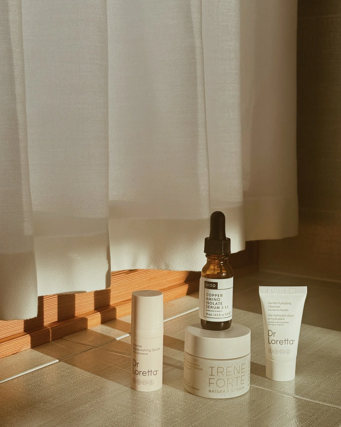 WINTER HOLIDAY SKINCARE ESSENTIALS 🌨️ Long overdue post on the beauty routine I took with me to go skiing iver Christmas. 

Many of you still have holidays planned this winter so here&rsquo;s what you need to know when packing your skincare:

1. @ke