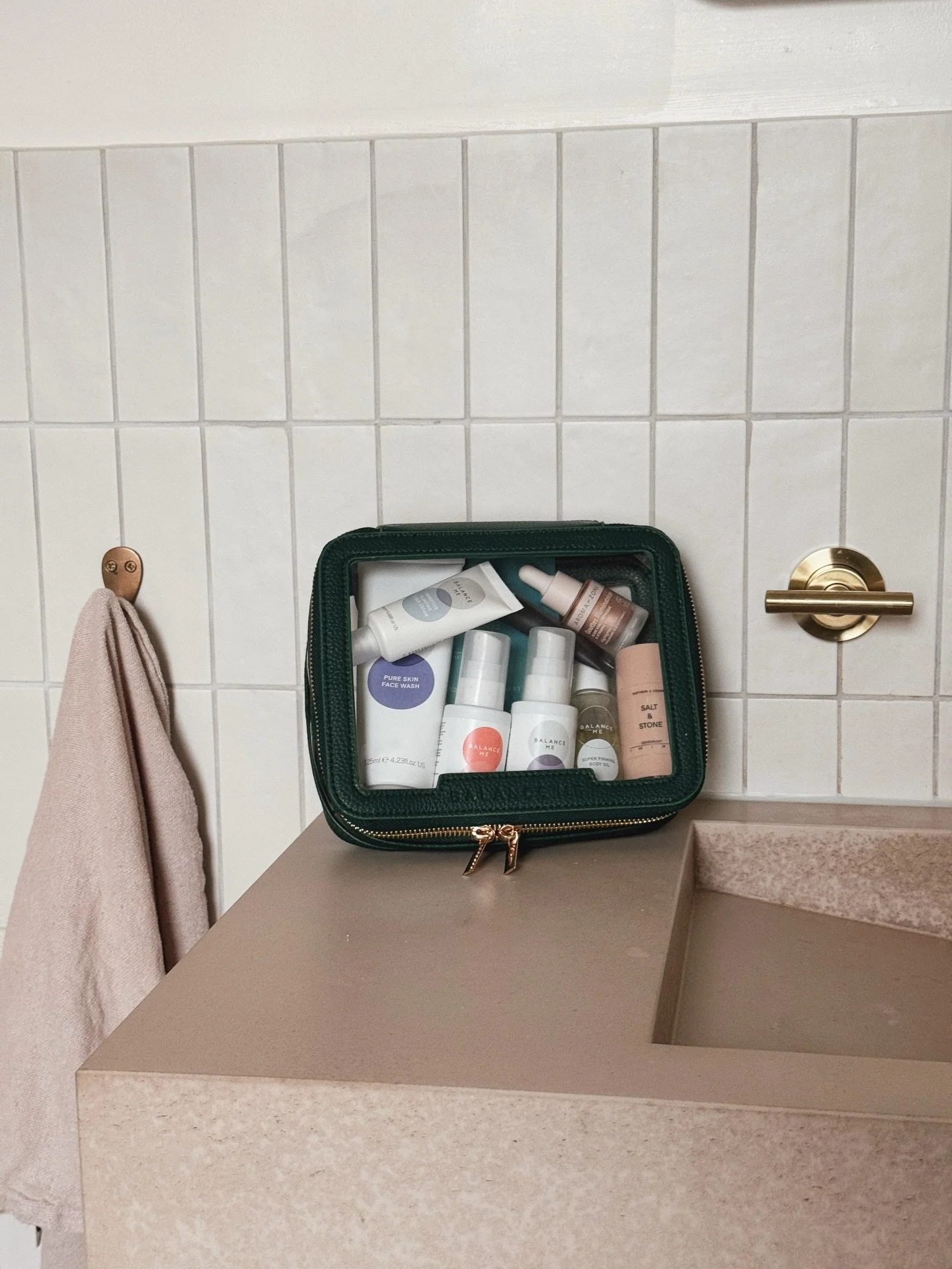 🤍 THE BEST TRAVEL COMPANION - I know many of you still have winter holidays planned&hellip; ( pr prods featured) 

I saw that my pals Rebecca and Clare from @balancemeskincare have brought back their special Holliday travel bag.

I absolutely LOVE  