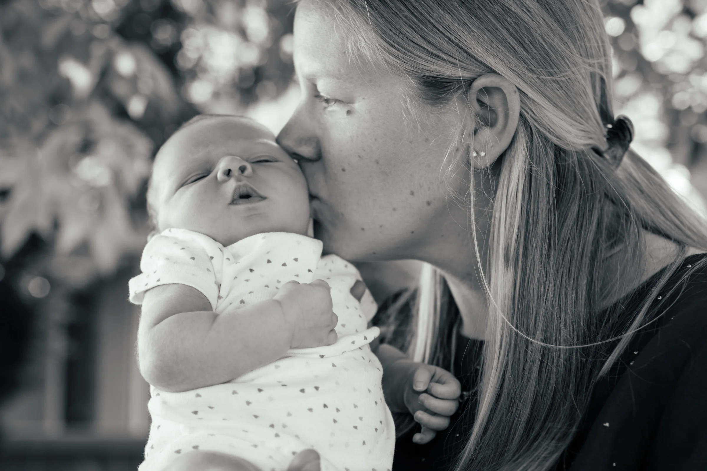 Shannon&Sienna_Kisses_BW_09022017-1426.jpg