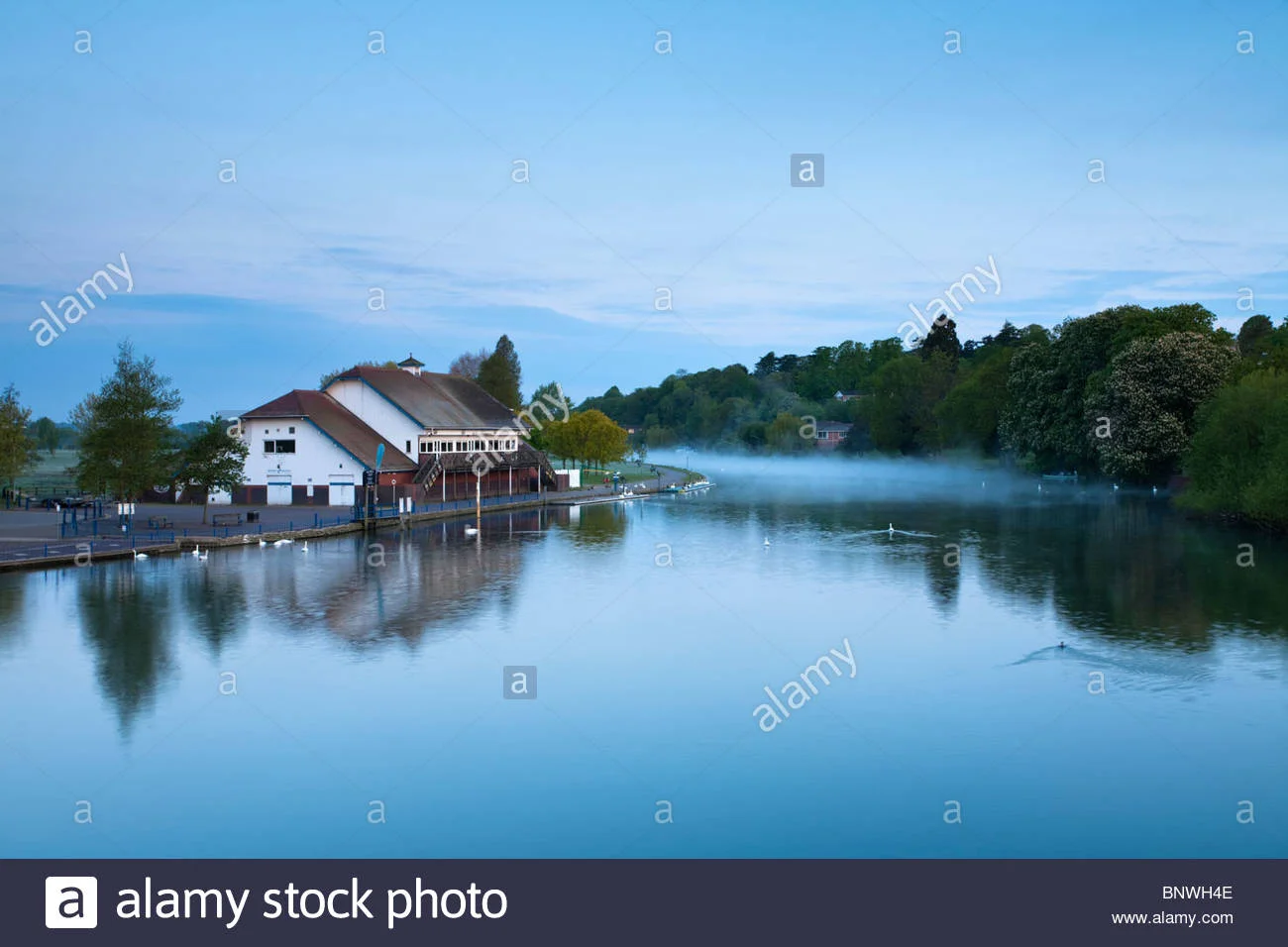 dawn-over-the-river-thames-from-caversham-bridge-reading-berkshire-BNWH4E.jpg