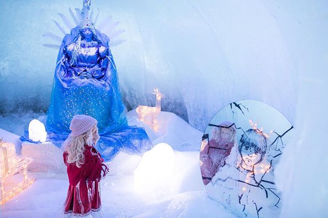 Before the sun sets on this ice world, you can observe the expert craftsmanship up close. And if you walk past the igloos, you will find some magical scenes on display 🧚&zwj;♂️❄️