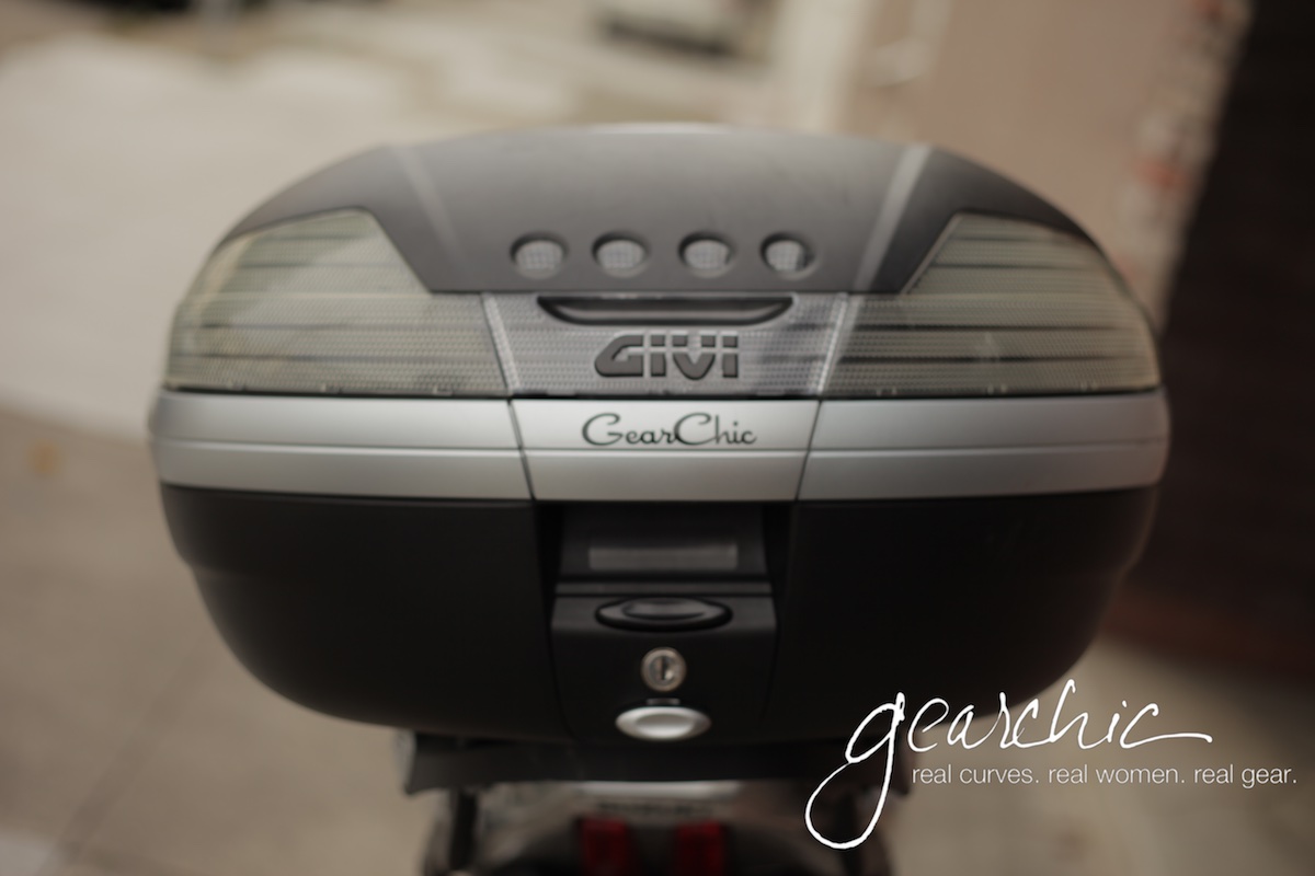 Top case Givi V46N pour montage sur scooter et moto