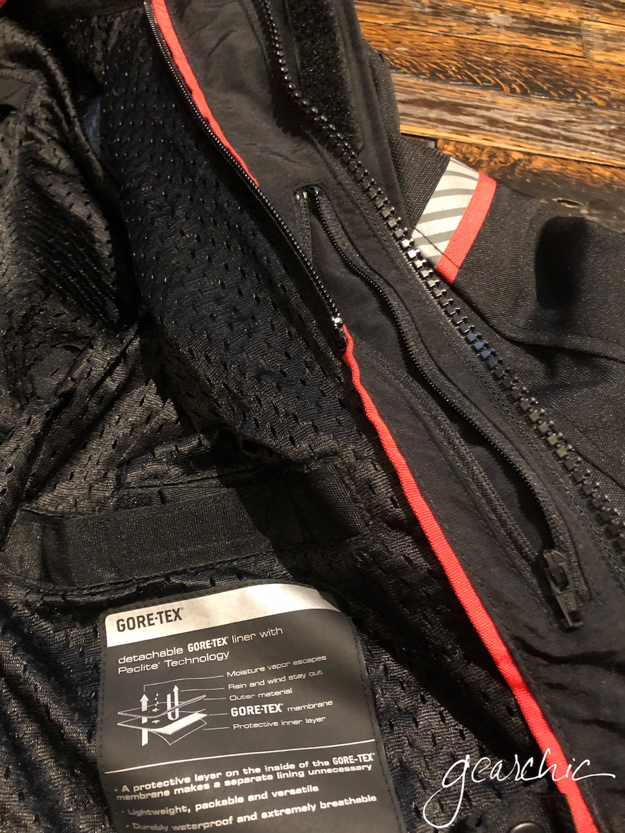 Internal pockets on the outer jacket