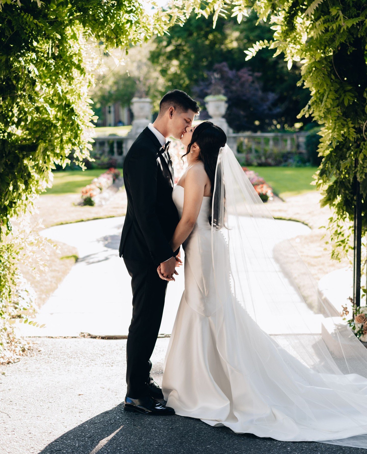 Happy Anniversary Samantha and Robert 🤍⁠
⁠
Photographer: @parallelweddings⁠
Make-up Artist: @jenevoymakeupstudio⁠
Decorator: @cristinaweddingdesign⁠
Florist: @cristinaweddingdesign⁠
Hair Stylist: @zhannasokolyk⁠
Make-up Artist: @raqueldaileymua⁠
Ven