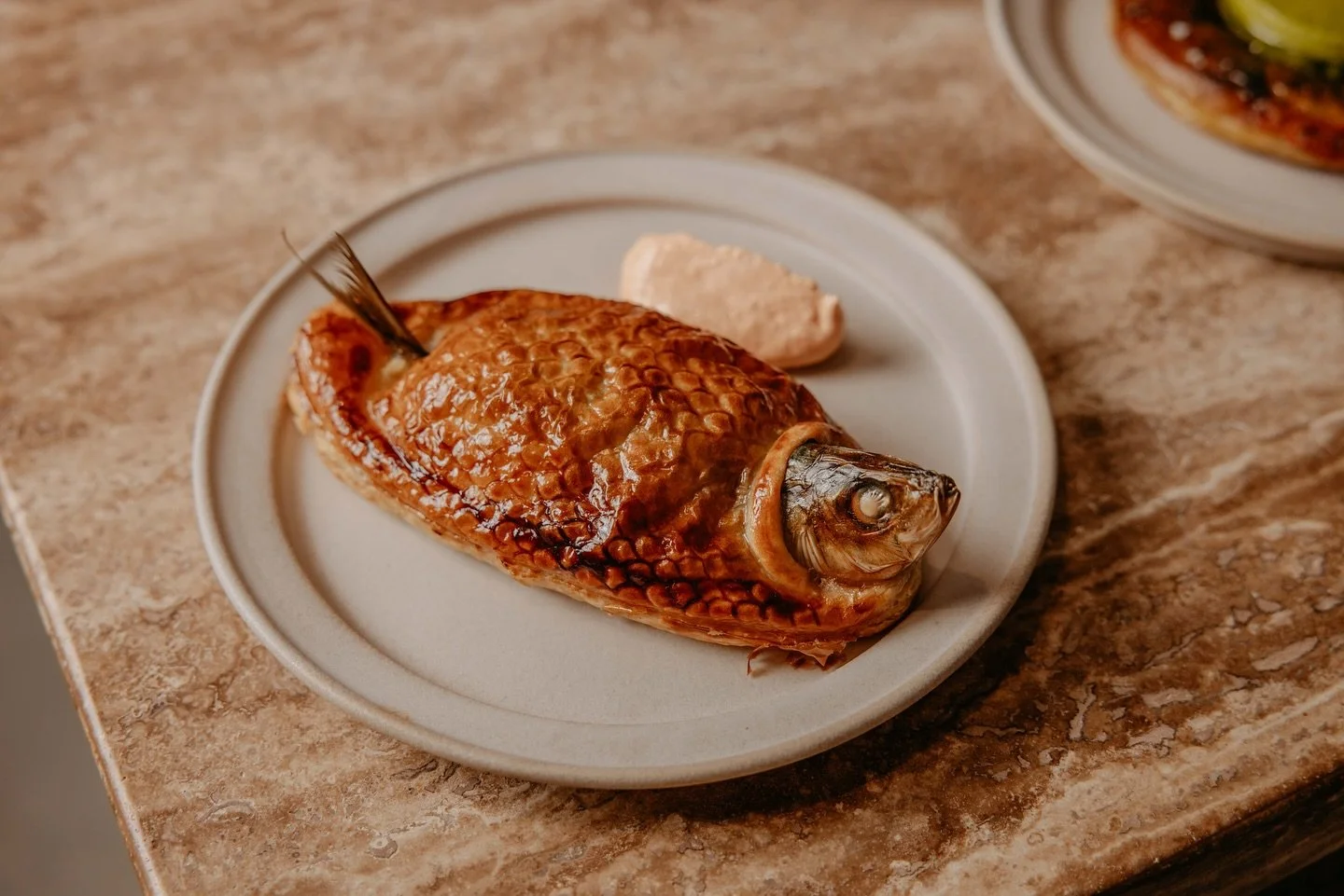 🐟🔥 Sardine empanada and fiery Basque-style cooking at @alta.london with chef @robroycameron (ex El Bulli @elbullifoundation_ferranadria). Shot for @broadsheet.london, words by @joelhart. 
Head to www.broadsheet.com/london for the full article.
(A