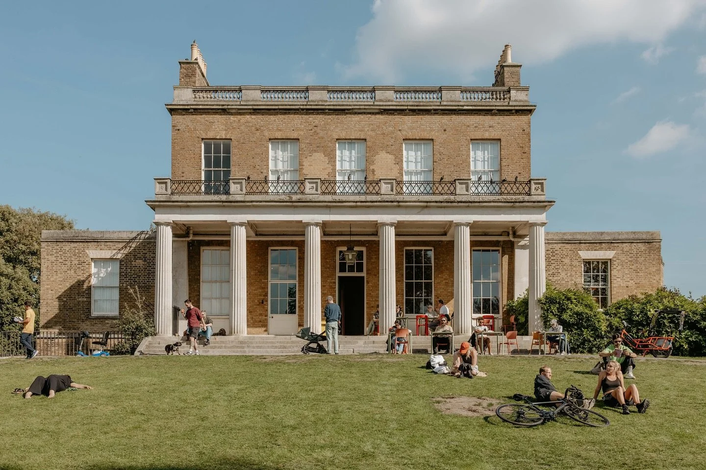 My fave (well, most frequented) park in London - Clissold Park! Espesh now @finks.london is open. I’m working my way through the menu like my life depends on it cause everything is yum; the house made crumpets, chicken sandwich, Welsh rarebit,