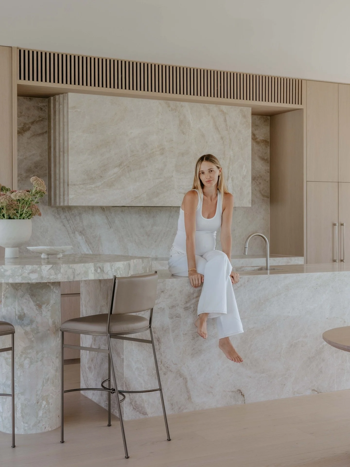 ☁️☁️☁️ Stone kitchen of dreams designed by @studio.kennon for beautiful @brookehogan (and fam + bub) on the Mornington Peninsula. Bar stools by @sallycaroline_ x @space_man.studio 🪐 and stone by @signorinotilegallery. Truly an epic home and a pleasu