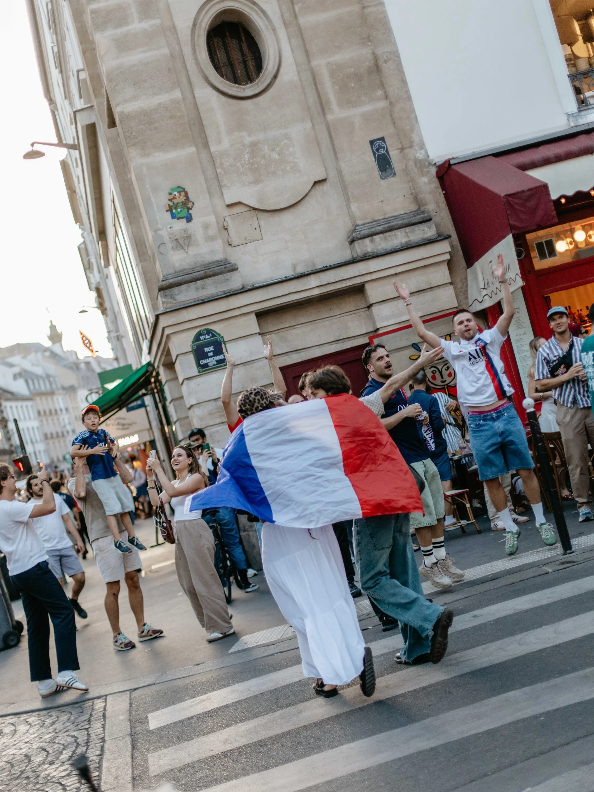 ⚽️🏆🇫🇷 What a time to be in Paris! And even better I had my camera. A @psg win vs. @arsenal for the @championsleague and coincidentally, a sesh of St-Germain Spritzes - my new fave tipple when in a Paris heatwave.

Thanks @lafontaine_charonne mum a