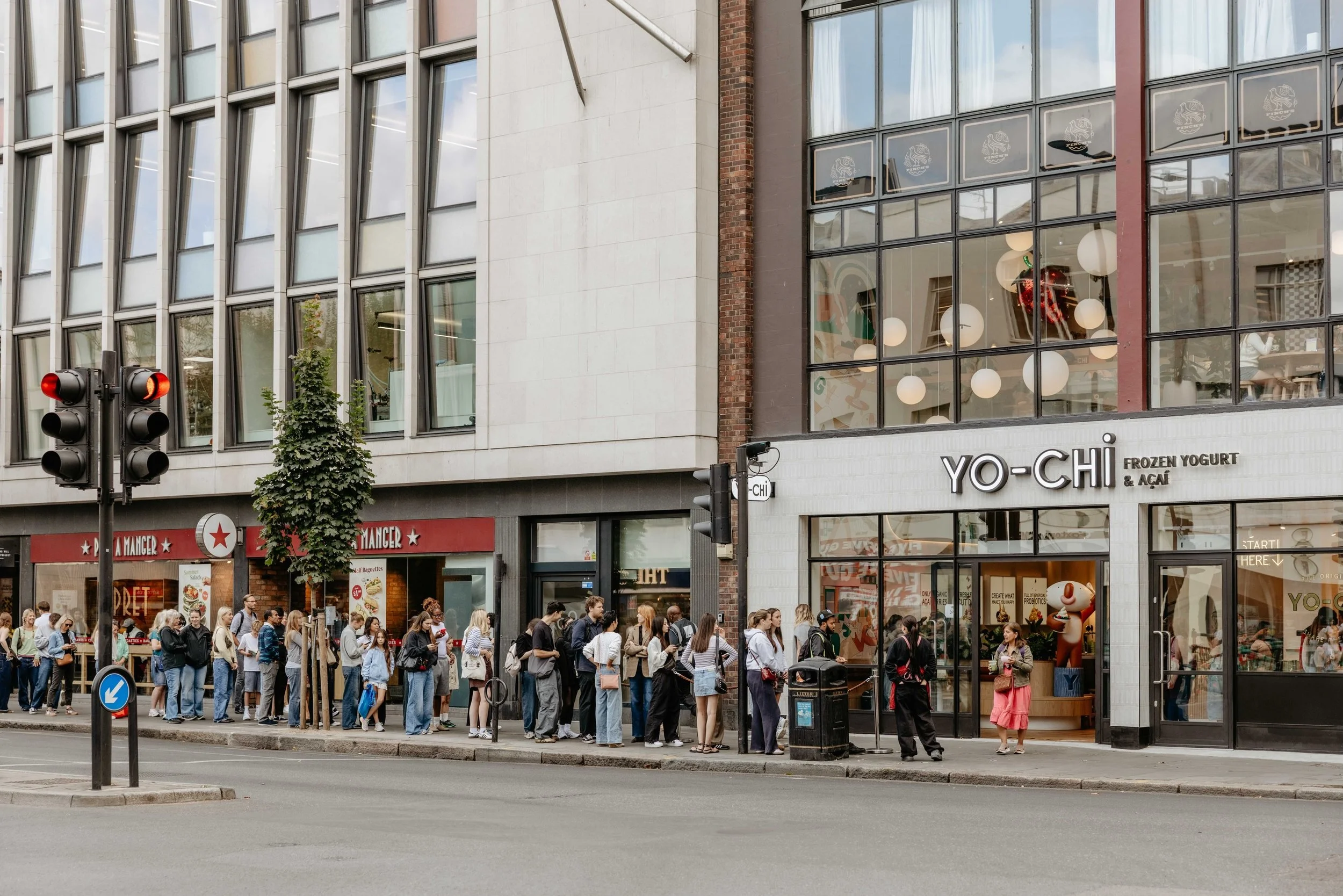 Aussie cult fro-yo @iloveyochi opens its first @iloveyochi.uk London shop and what is going onnnnnnnn?!? This is fascinating. 2 hour queues ain&rsquo;t stoppin&rsquo; the people! Max time you&rsquo;d wait? 🪩🍦🍓

Shot for @broadsheet.london x

#ilov