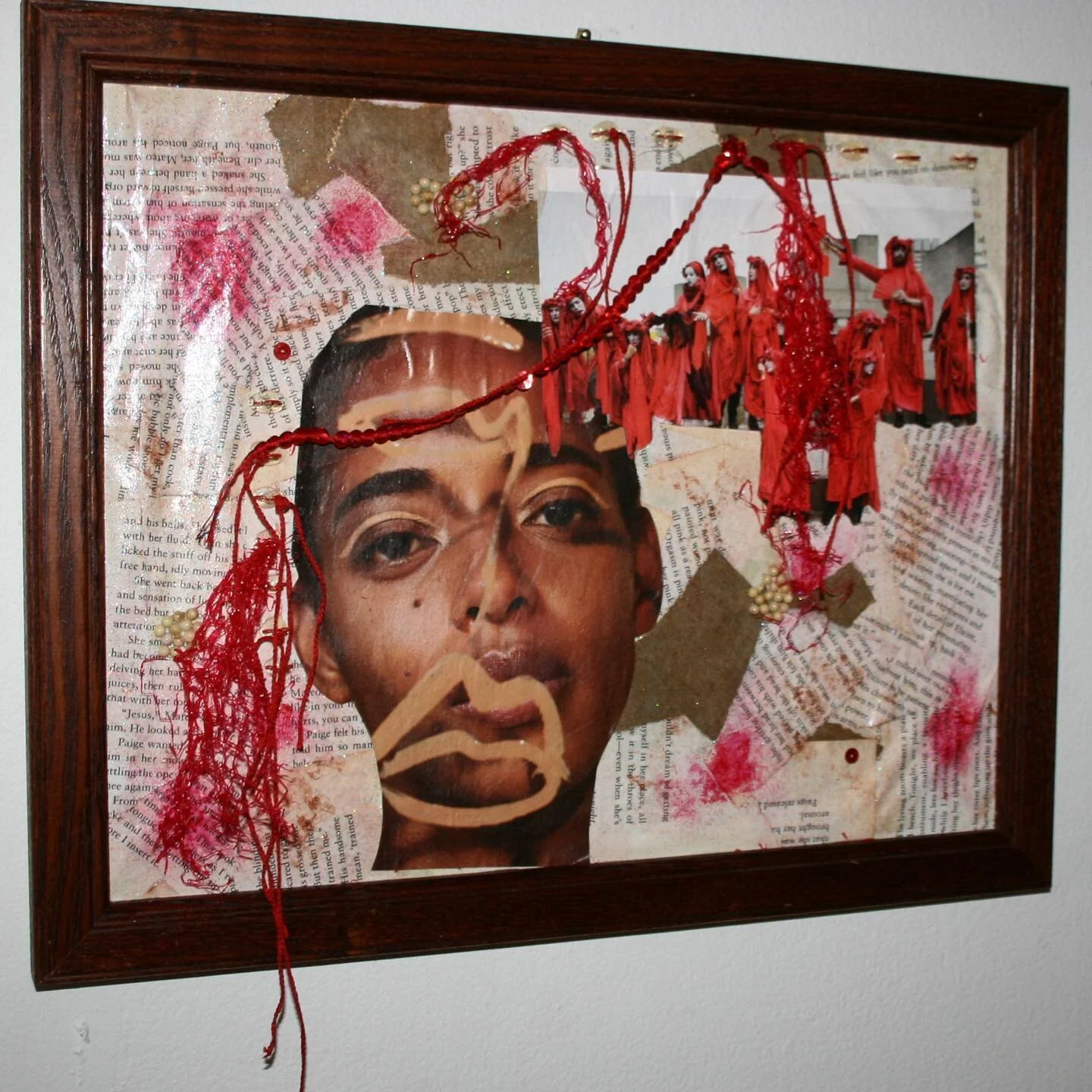 &ldquo;You Don&rsquo;t Weigh Me Down Like You Think You Do&rdquo;
paper &bull; lipstick &bull; beads &bull; sequins &bull; string &bull; found frame
9 x 12
2020
.
.
.
#collage #findingmyflow #mixedmedia