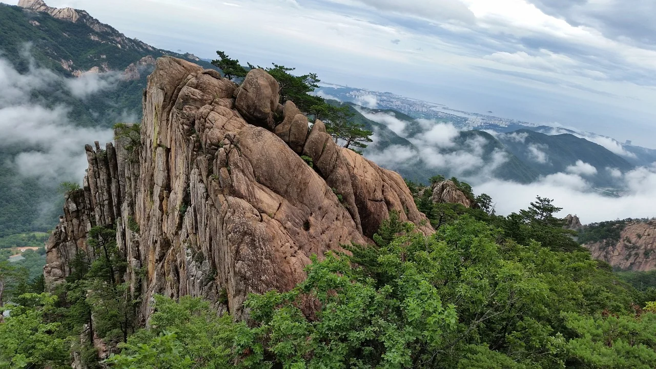 Seoraksan National Park , photo by Garycycles / CC BY .