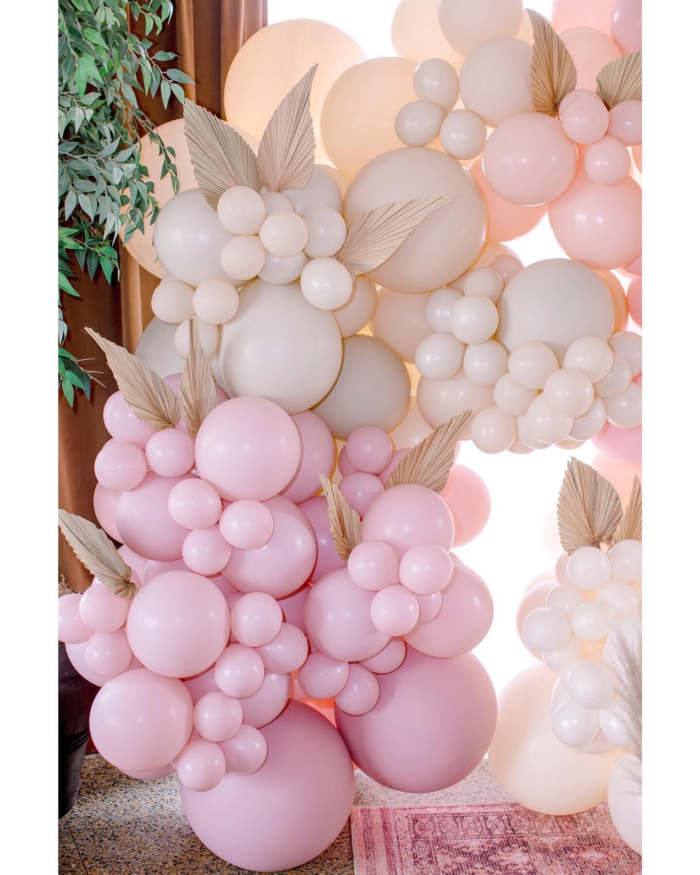 Nothing like a fun #BalloonArch to brighten up a Baby Shower! ✨👶🏻🎀 #babyshower #balloonarch #cristinkellydesign
˙
˙
˙
˙
˙
design, styling + décor: @cristinkellydesign ❘❘ photography: @anchornbee ❘❘ #eventstyling #eventdesign #eventdecor #dessertt