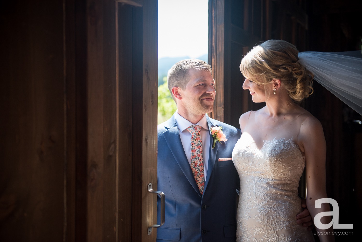 Tin-Roof-Barn-Wedding-Photography-White-Salmon-Washington_0034.jpg