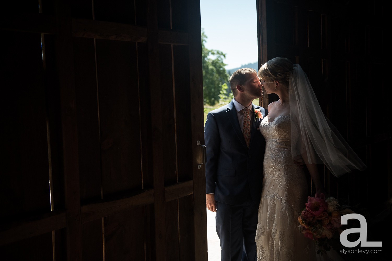 Tin-Roof-Barn-Wedding-Photography-White-Salmon-Washington_0035.jpg