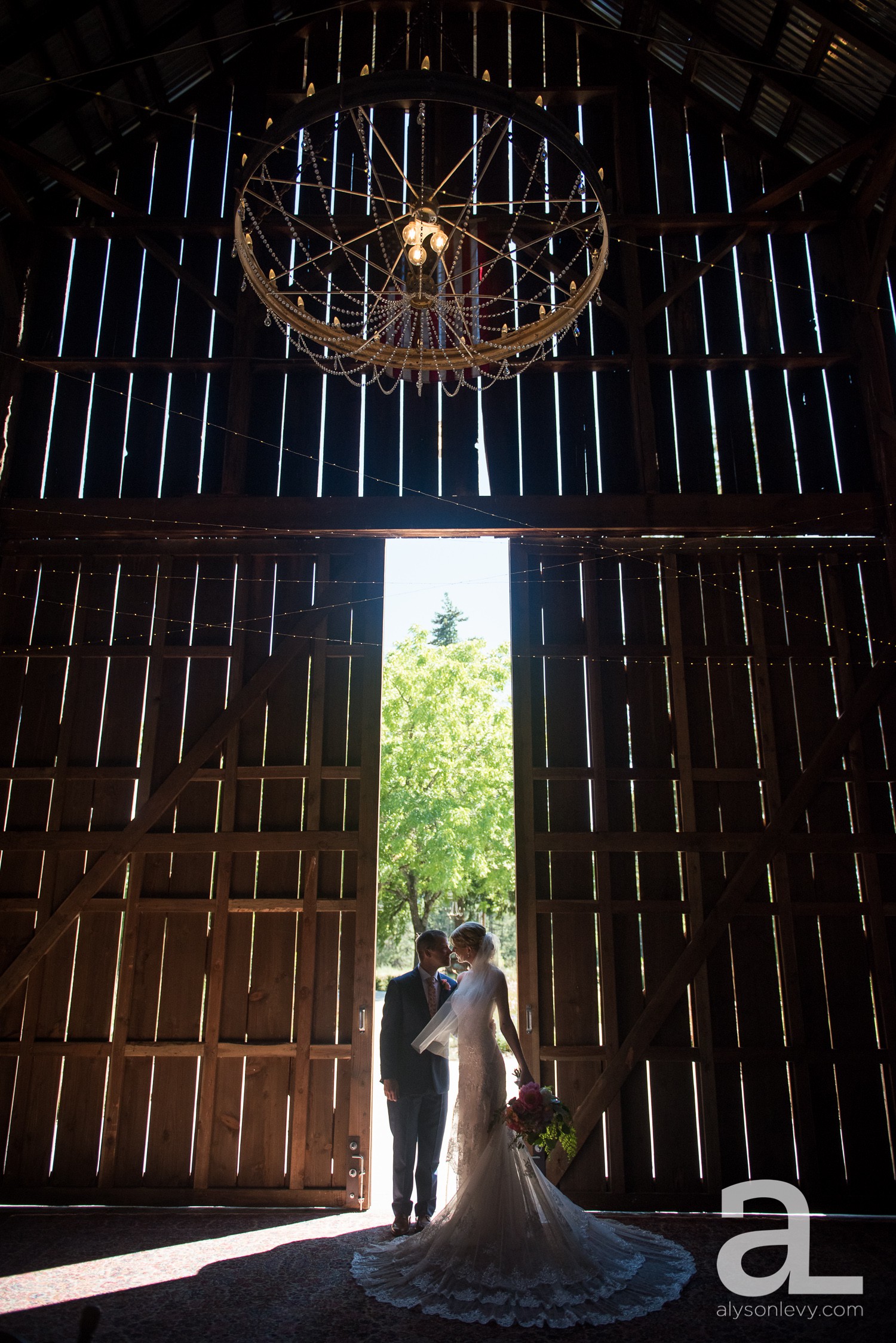 Tin-Roof-Barn-Wedding-Photography-White-Salmon-Washington_0036.jpg