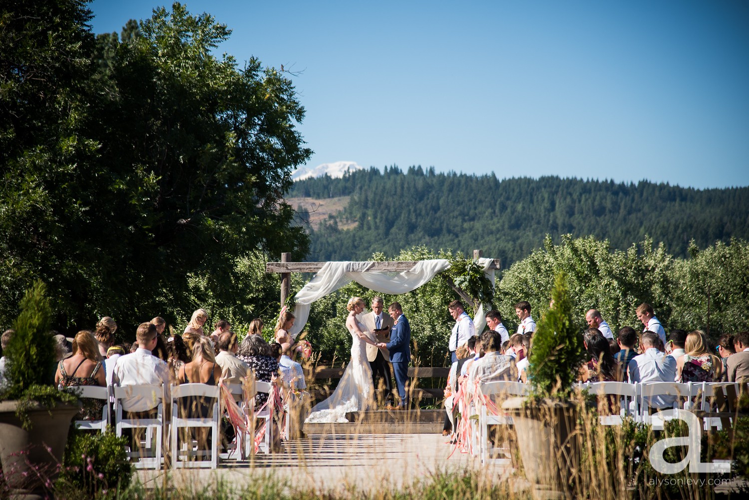 Tin-Roof-Barn-Wedding-Photography-White-Salmon-Washington_0065.jpg