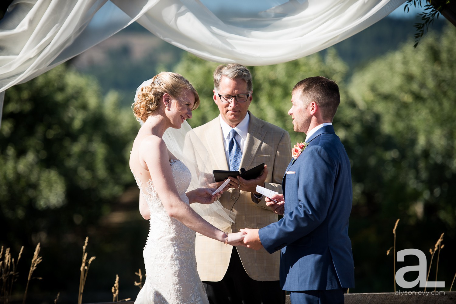 Tin-Roof-Barn-Wedding-Photography-White-Salmon-Washington_0069.jpg