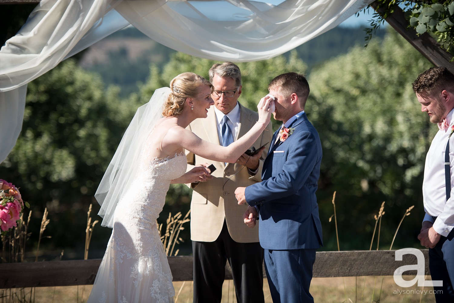 Tin-Roof-Barn-Wedding-Photography-White-Salmon-Washington_0071.jpg