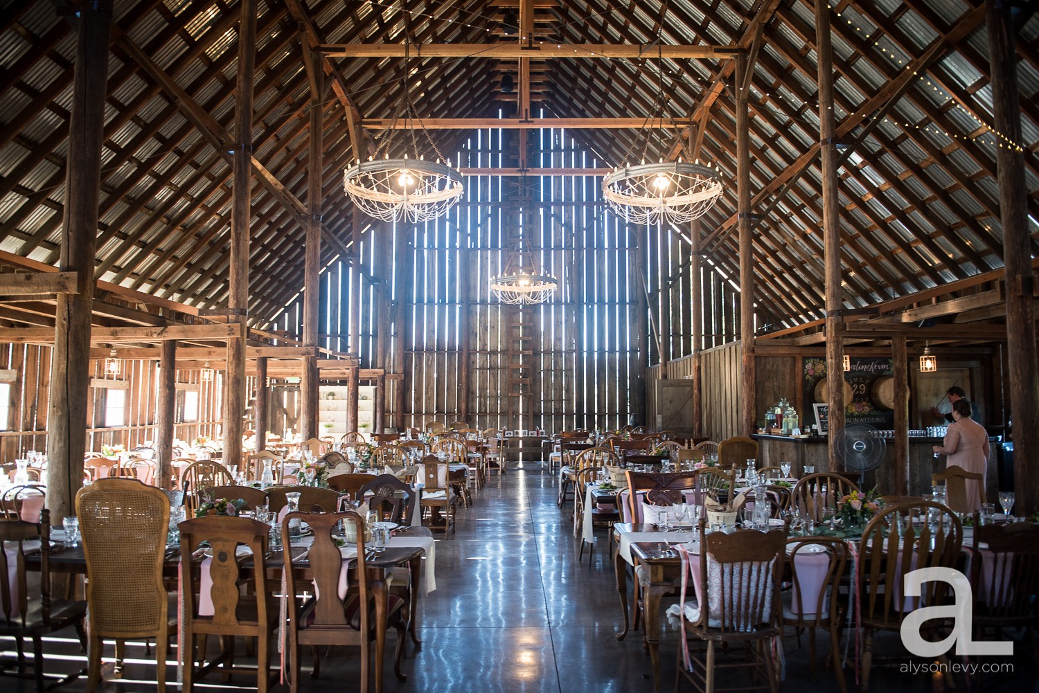 Tin-Roof-Barn-Wedding-Photography-White-Salmon-Washington_0080.jpg