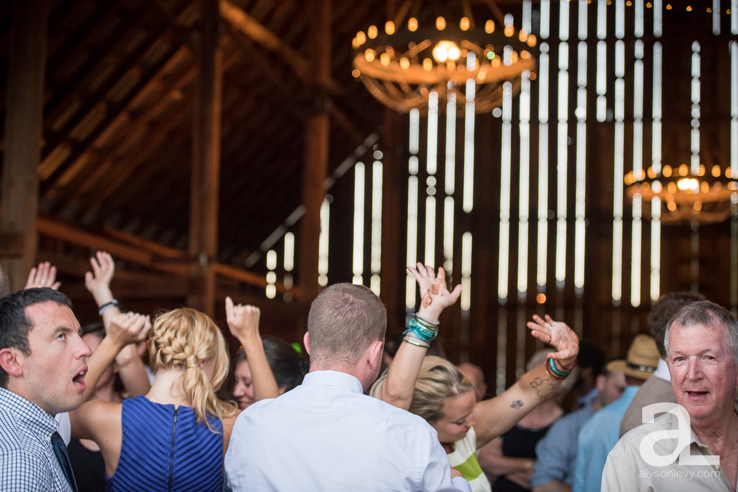 Tin-Roof-Barn-Wedding-Photography-White-Salmon-Washington_0113.jpg