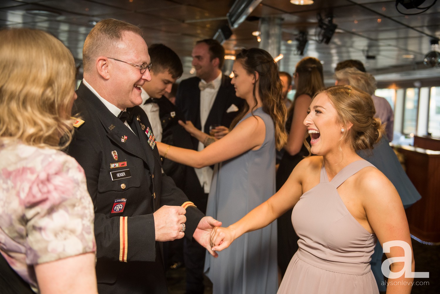 Portland-Oregon-Wedding-Photography-PortlandSpirit-Waterfront_0101.jpg