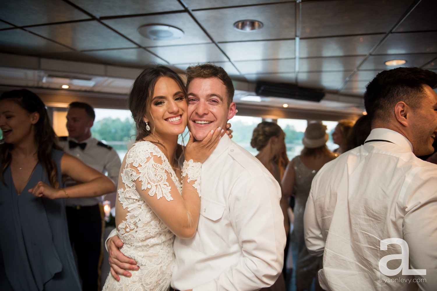 Portland-Oregon-Wedding-Photography-PortlandSpirit-Waterfront_0111.jpg