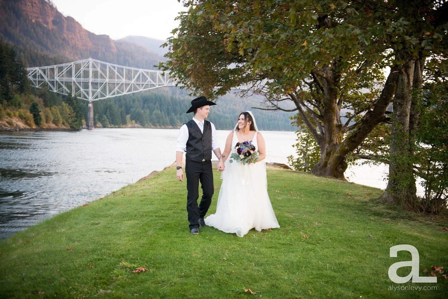 Thunder-Island-Cascade-Locks-Wedding-Photography_0144.jpg