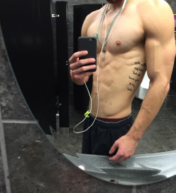 Wow, look at this utterly unremarkable white male torso! It's all I've ever needed in a significant other. I hope he sends me a dick pic!