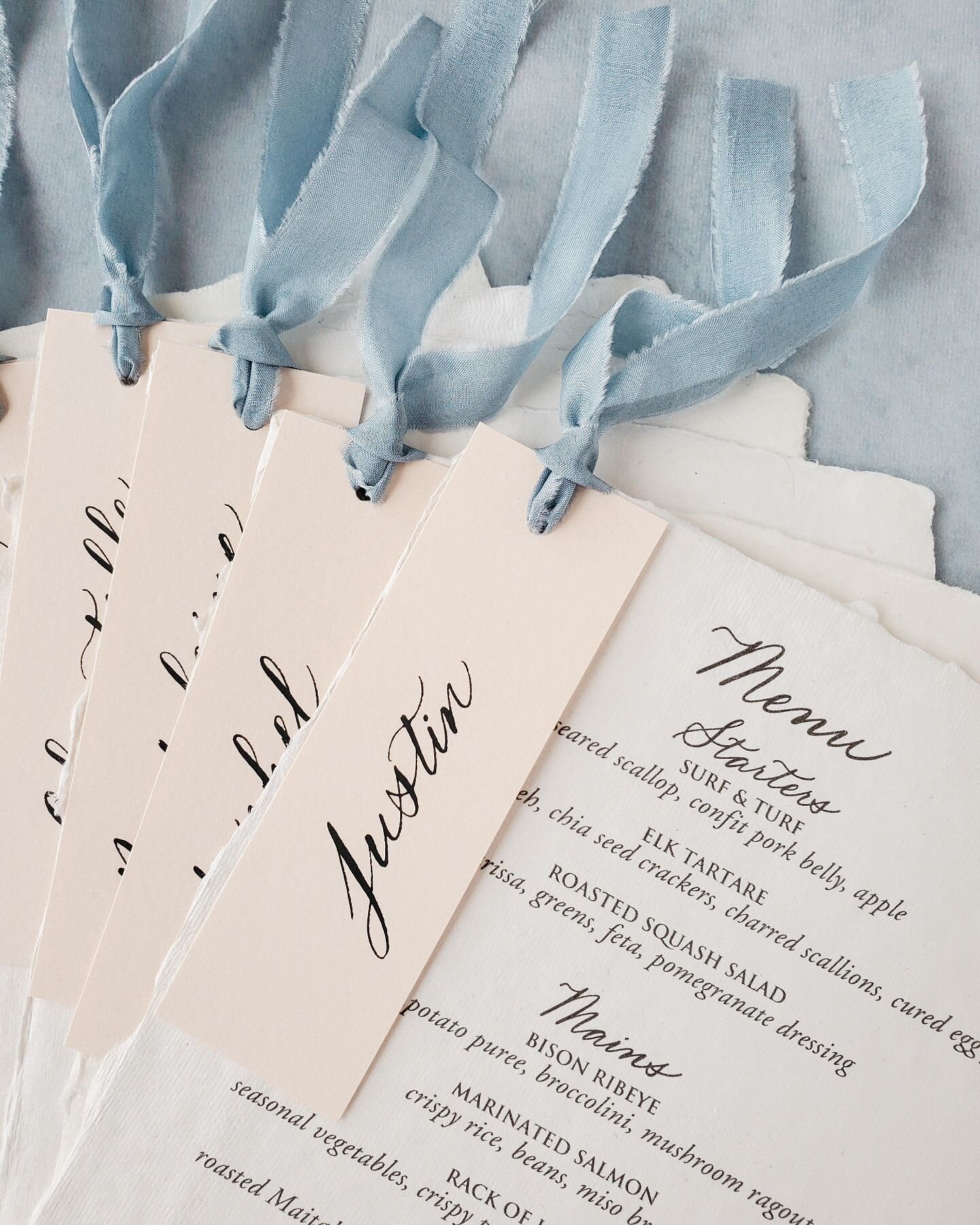 Happy Friday! Showing some elevated and eye catching menus with soft romantic colors and the most delicate silk ribbons for a @momentsbymadeleineyyc couple.

#yyccalligrapher #calgarycalligrapher #calgarycalligraphy #yyccalligraphy #calgarywedding