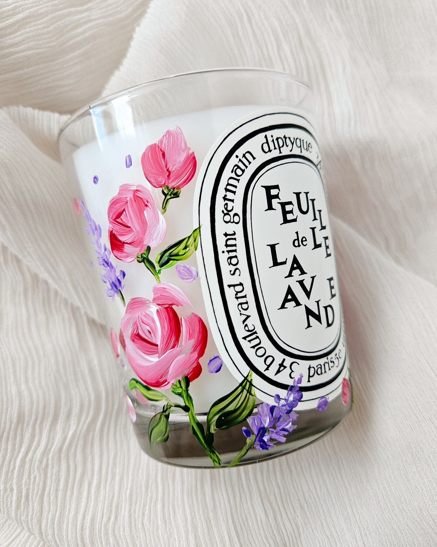 I love painting on candles because you get to see what scents people gravitate towards. Painted this candle with sprigs of lavender amongst the roses.

#handpaintedbottle #calgarybottlepainting #yycbottlepainting #calgarybottlepainter #yycbottlepaint