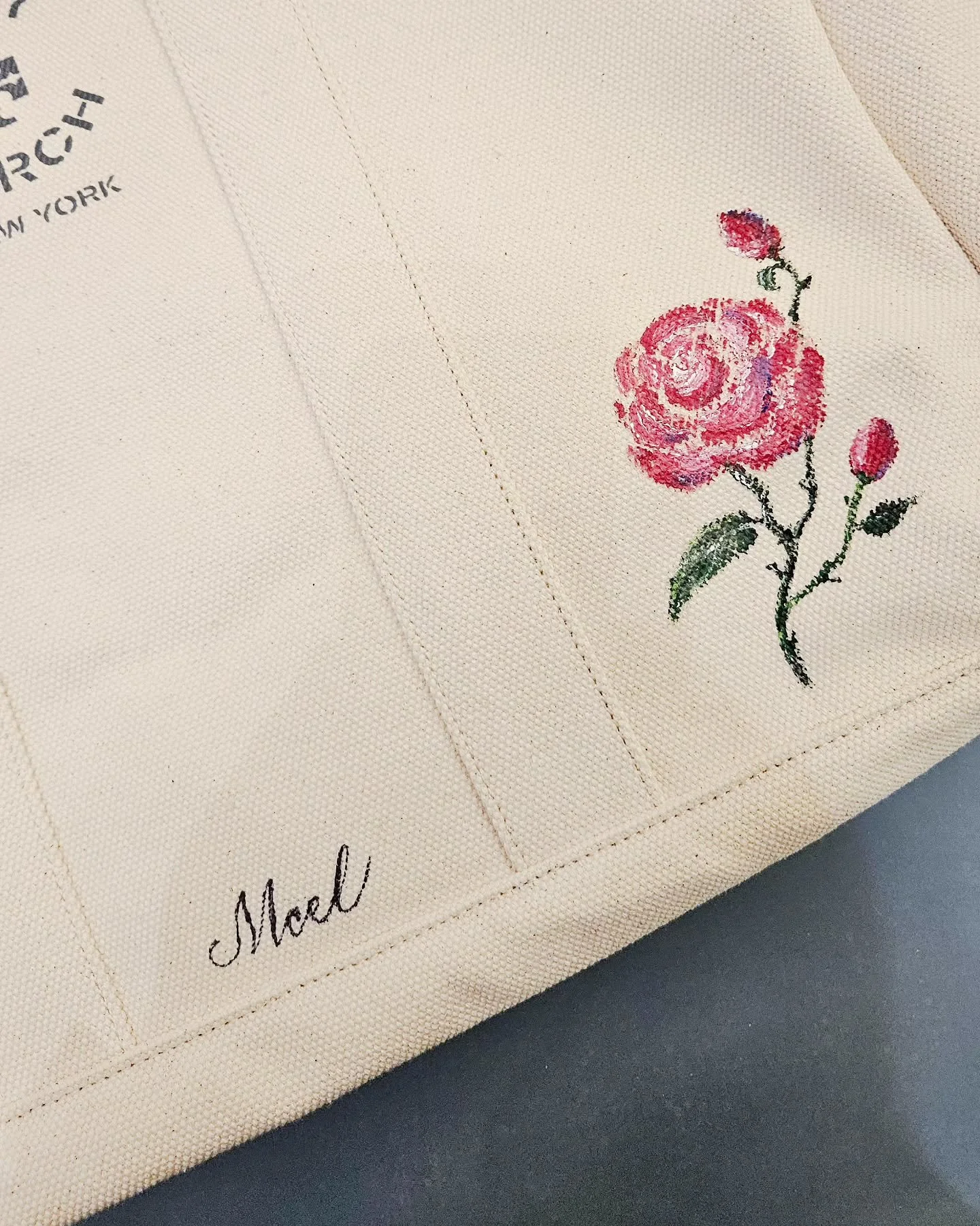 I had the pleasure of painting and personalizing on Tory Burch's canvas totes. It was the perfect blank canvas for personalization, because guests could choose from 5 different icons with their intials or first name. 
These personalized totes make i