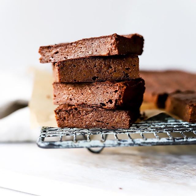 𝐁𝐑𝐎𝗪𝐍𝐈𝐄𝐒!! Sweet potato brownies, that aren&rsquo;t 𝘵𝘰𝘰 sweet at all. Just the right amount of sweetness, and a rich, fudgy texture 👌🏻We&rsquo;re hooked in our house. ⁣⁣
⁣⁣
Grab the recipe, or save this post for your weekend bakes 😋 www