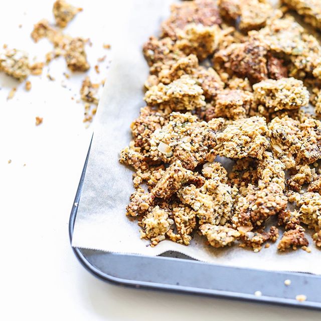 𝐇𝐄𝐌𝐏 + 𝐂𝐎𝐂𝐎𝐍𝐔𝐓 𝐆𝐑𝐀𝐍𝐎𝐋𝐀 ⁣
⁣
Those clusters though 😍 Who loves a good crunchy granola? Nut free, gluten free, grain free recipe coming at you this weekend 🎉 In the meantime, check out how I achieve those clusters in my stories 😁 Ha