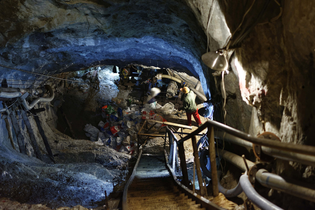 Miners pull up extracting equipment from a deep rock mine ahead of the monsoon rains which threaten to flood the galleries. Mogok, 2014. Photo © Thierry Falise.