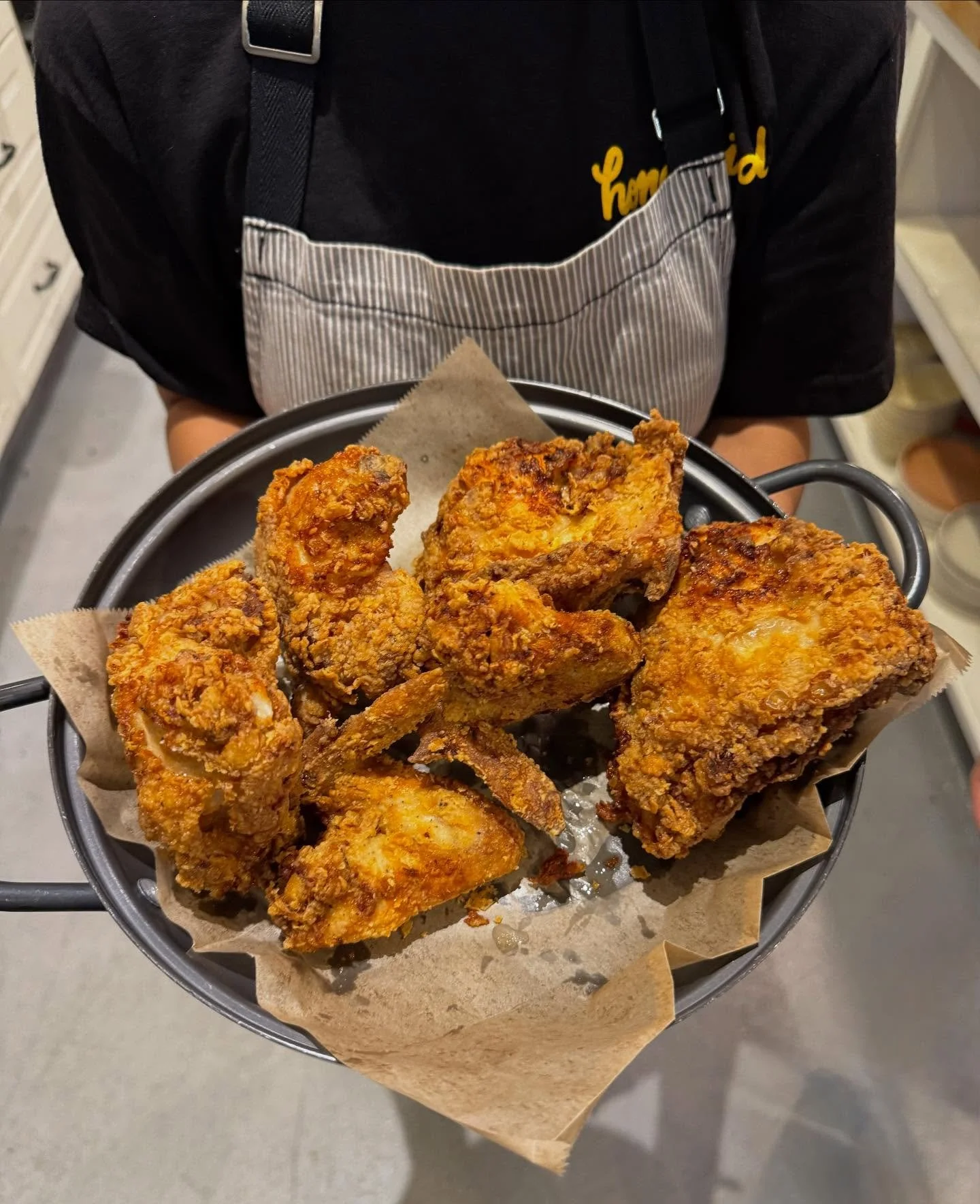 This is your sign to get the chicken…🍗 #friedchicken #honeybirdla #lafoodie #goodeats #lagoodeats #lacanadaflintridge #shopsmall #losangeles #lafoodies #lafood #foodinla #goodfood