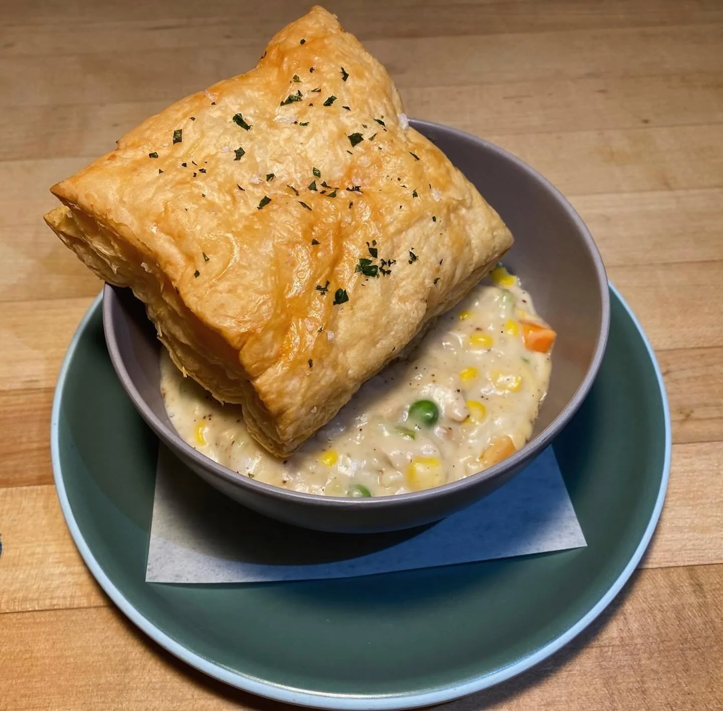 Rain outside, comfort food inside. Come through&hellip; #honeybirdla #losangelesrestaurants #lafoodie #lafood #goodeats #lacanadaflintridge #chickenpotpie #lagoodeats #rainydays #comfortfood