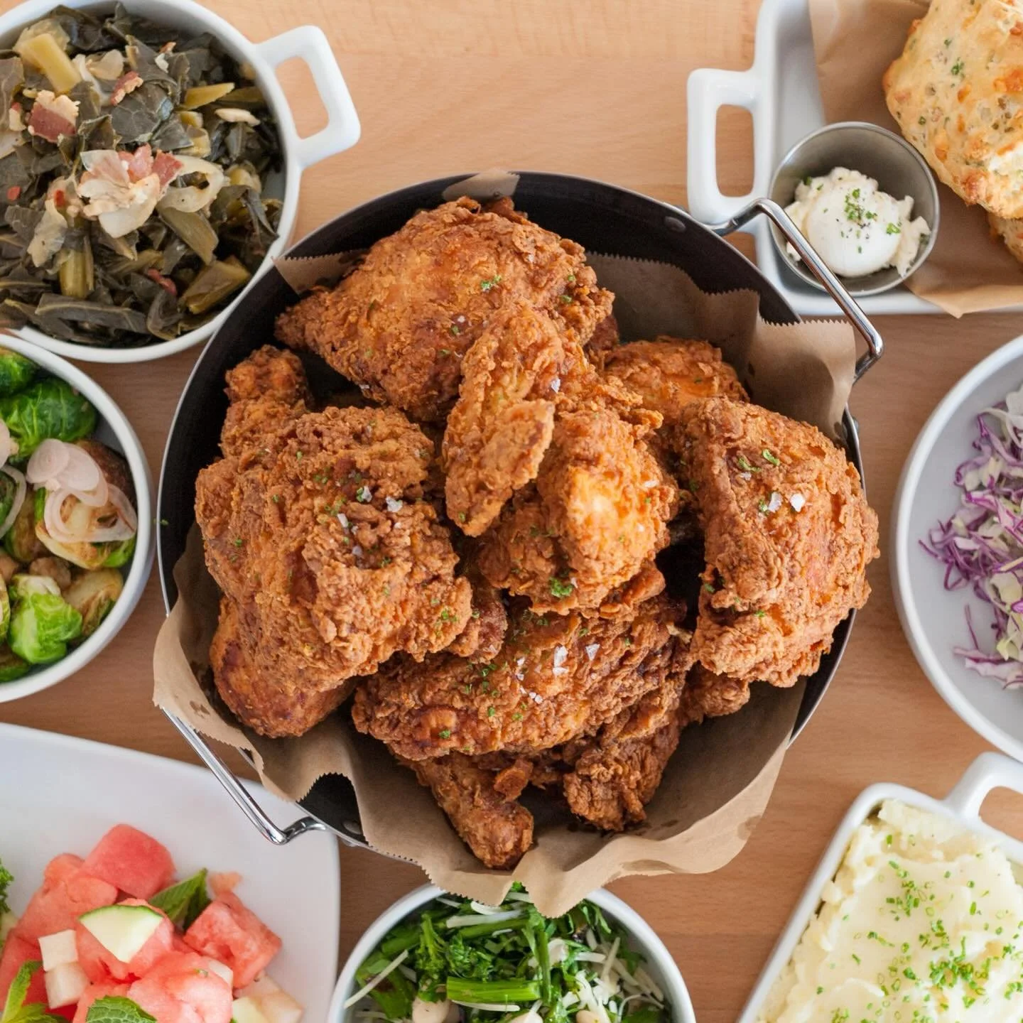 Need to pick up dinner? We got you covered! Call in your order for a quick pick up or you can dine in!  Perfect for any weeknight dinner!  #honeybirdla #familypack #weeknightdinner