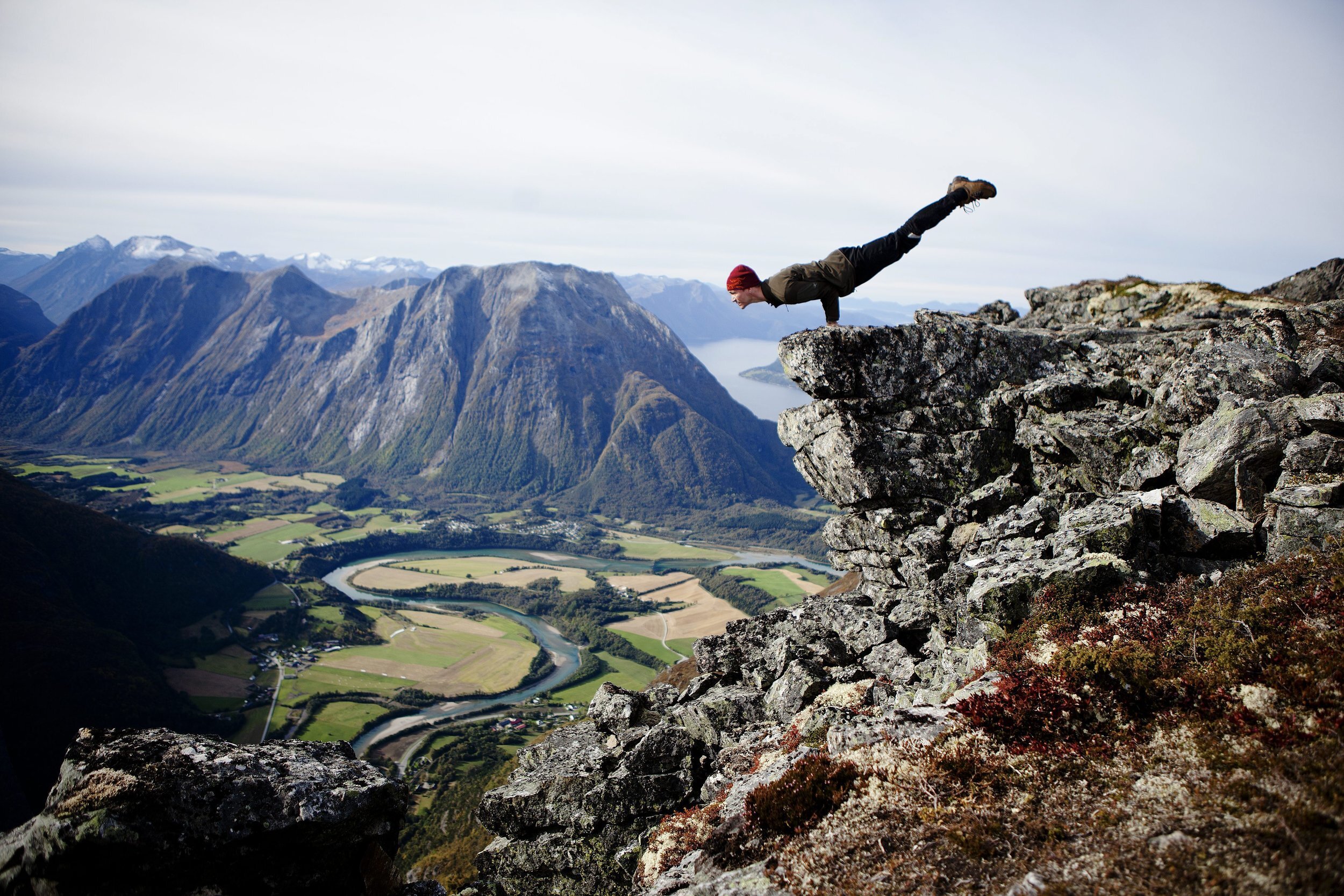  11102013
Yoga Instruktør Alexander Medin tar en yogastilling på Romsdalseggen.
Prosjektet back in the ring, hjelper tidligere rusmisbrukere i bedre mental og fysisk form med yoga.
Foto: Fartein Rudjord 
 
