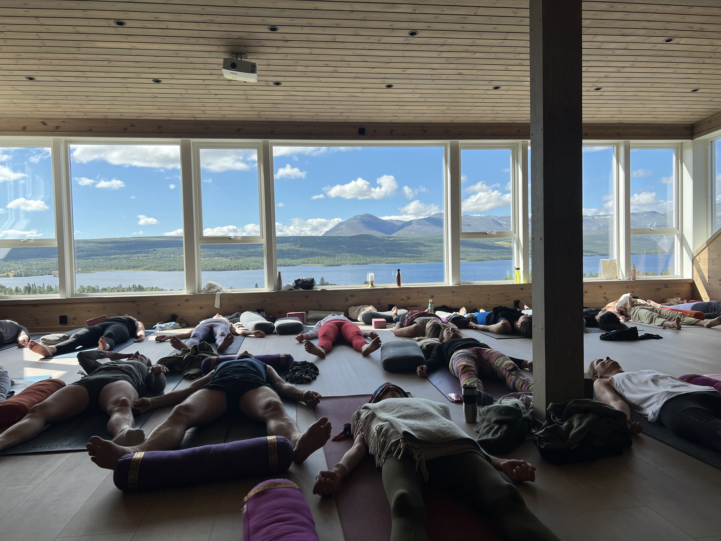 Savasana utsikt ny shala.jpg