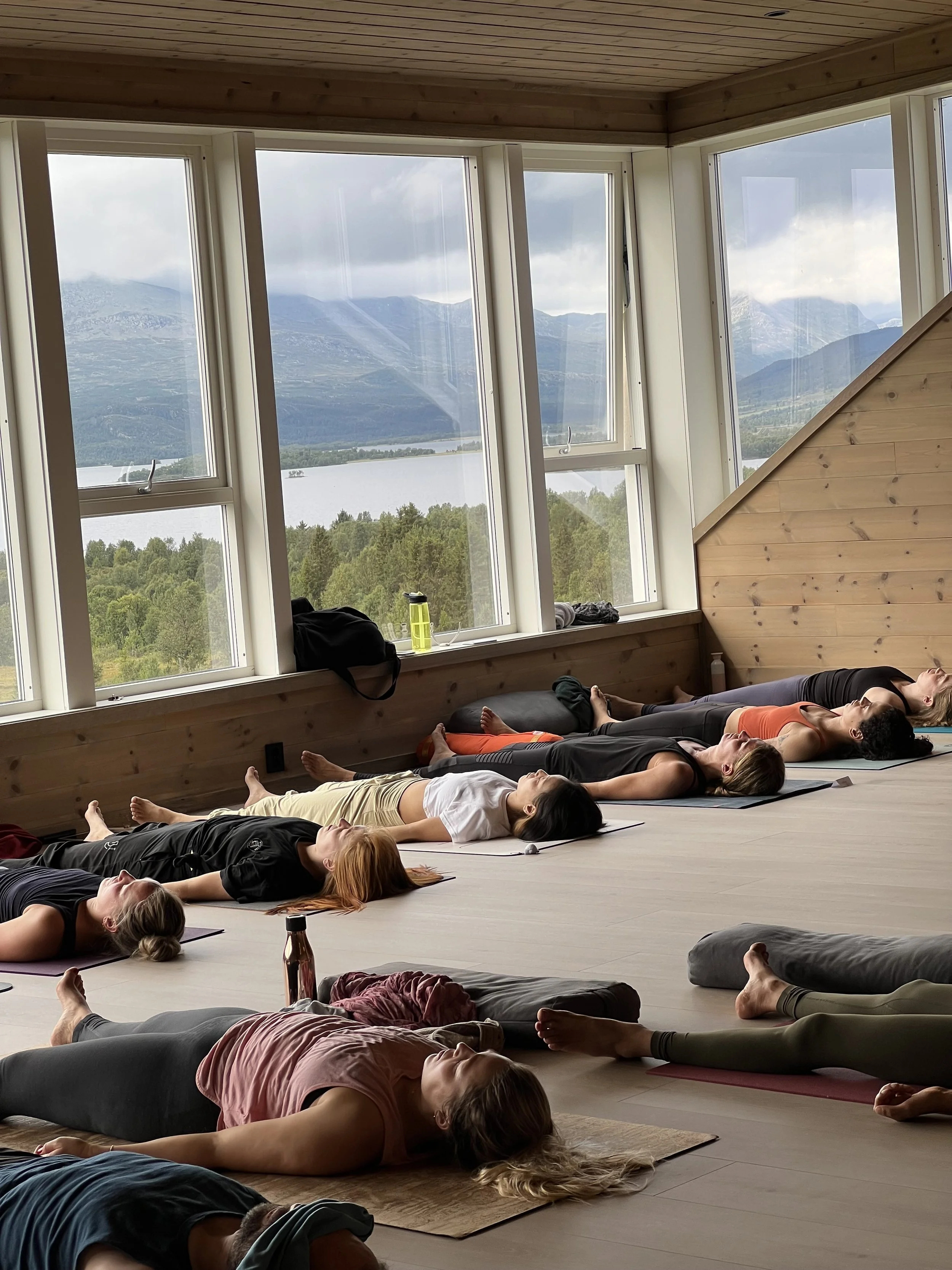 Ashtanga for beginners including intro to Mysore style. With Ruth Elin Simonsen and Alexander Medin 